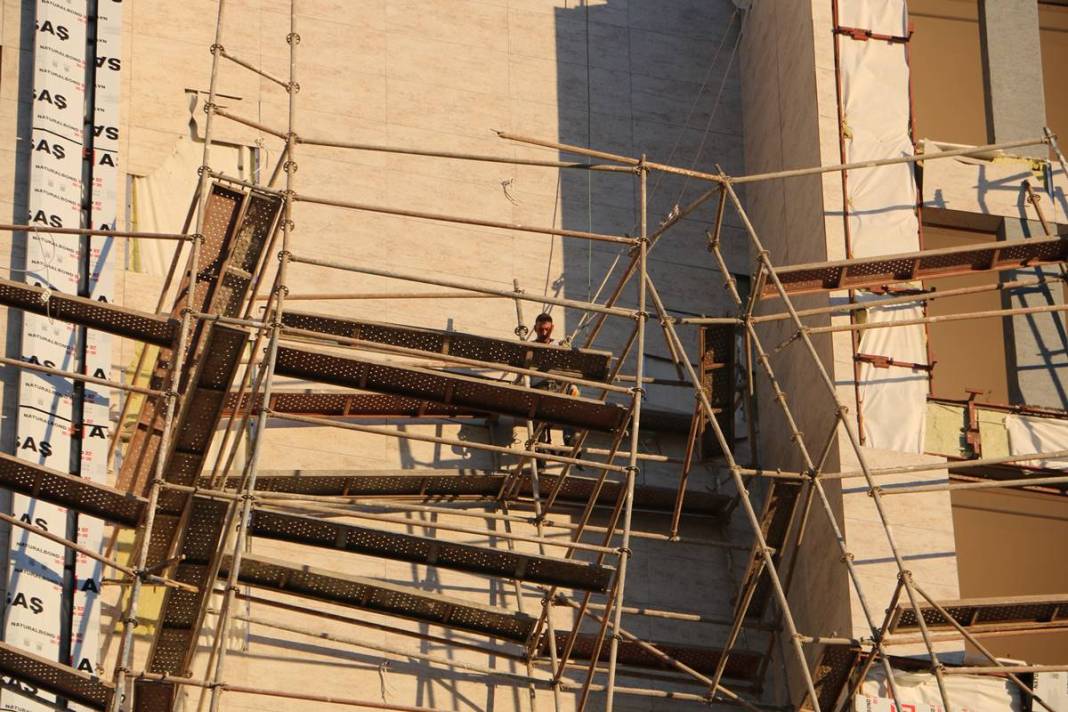 İnşaat iskelesi çöktü, işçiler iple hayata tutundu 6